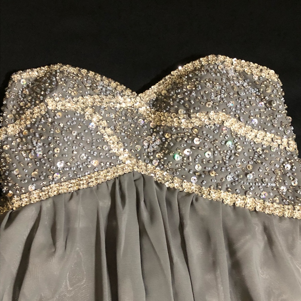 BEAUTIFUL STRAPLESS SHORT FORMAL DRESS SIZE 8